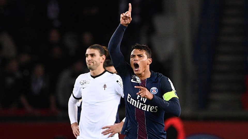Thiago Silva melakukan selebrasi usai membobol gawang Metz di ajang Piala Liga Prancis. Copyright: Internet