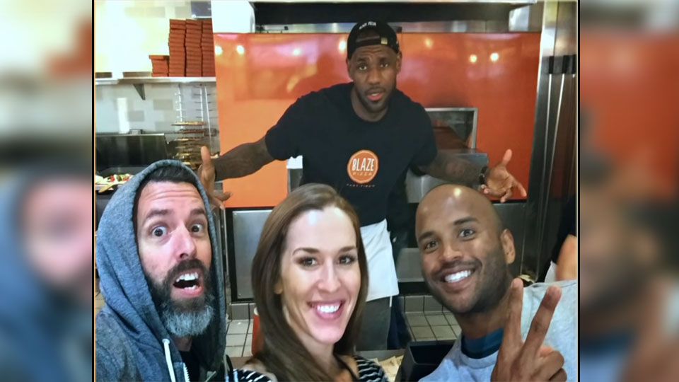 LeBron James menjadi penjual Pizza. Copyright: Youtube