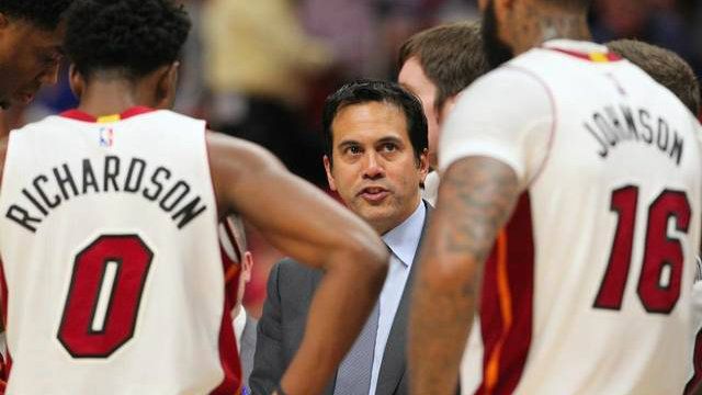 Erik Spoelstra jadi pelatih terbaik NBA bulan Februari. Copyright: © NBA