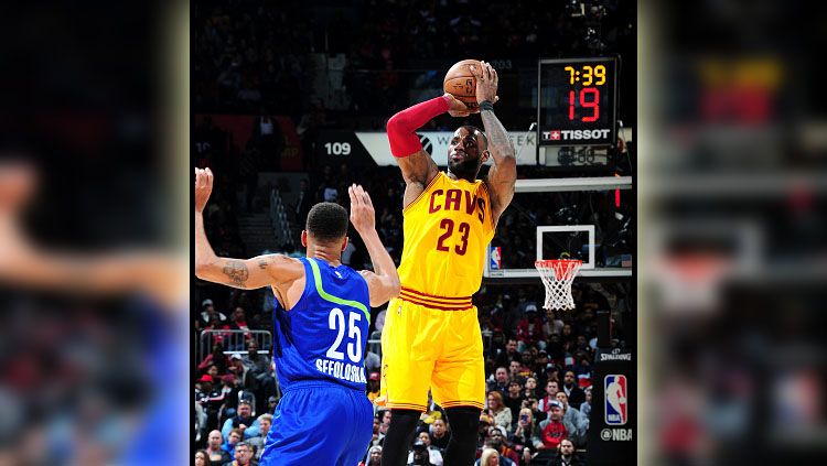 LeBron James berusaha melepaskan tembakan ketika melawan Hawks. Copyright: Scott Cunningham/NBAE/Getty Images