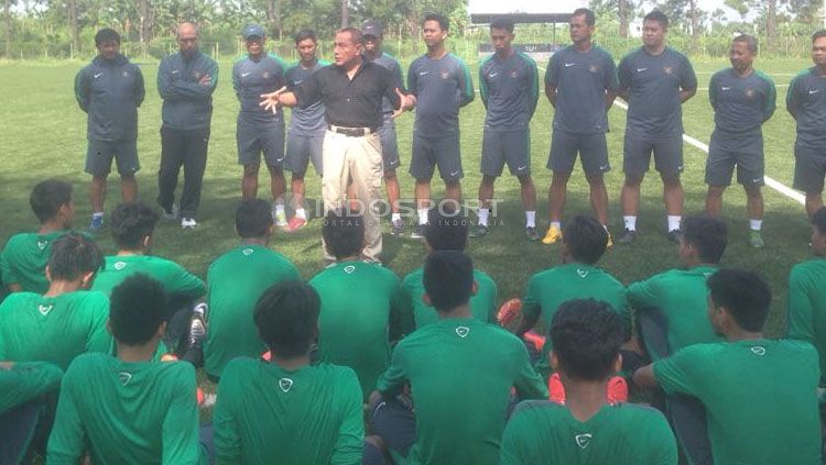 Ketua Umum PSSI, Edy Rahmayadi bersama skuat Timnas Indonesia. Copyright: © Indosport/Muhamad Adiyaksa