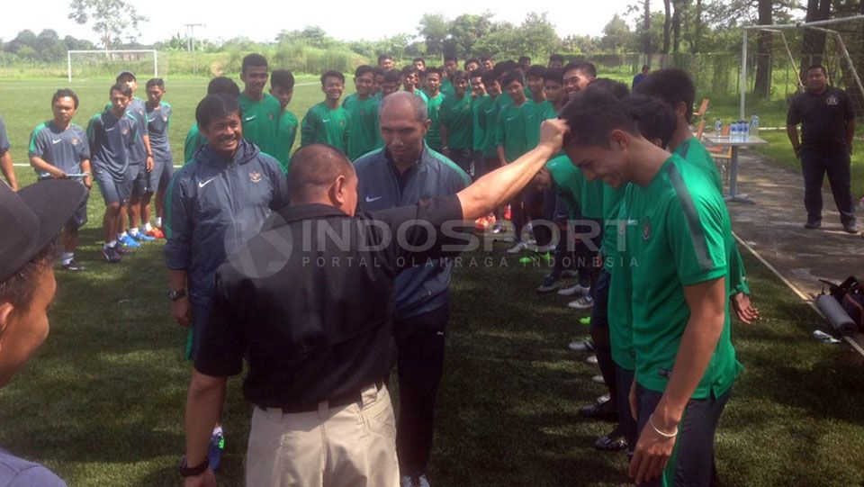 Edy Rahmayadi sidak rambut pemain seleksi Timnas U-19 indonesia. Copyright: Muhammad Adiyaksa/Indosport