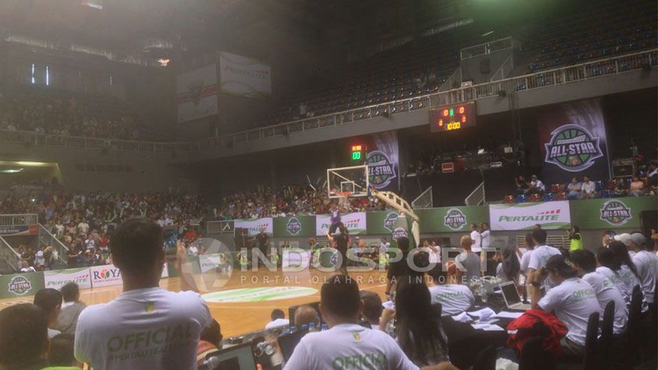 Suasana IBL Slamdunk Contest 2017. Copyright: Muhammad Adiyaksa/Indosport