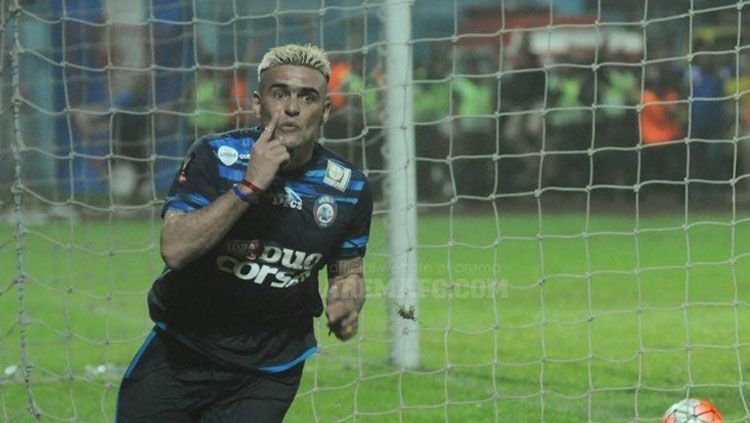 Selebrasi Cristian Gonzales usai bobol gawang Semen Padang. Copyright: Aremafc.com