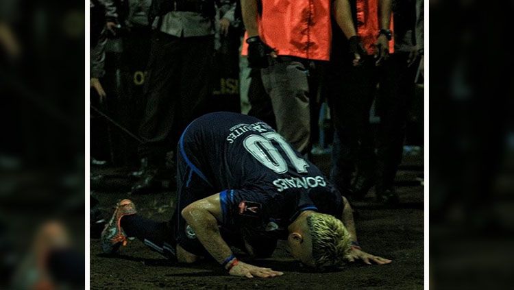 Cristian Gonzales rayakan kemenangan Arema FC dengan sujud syukur. Copyright: wearemania.net