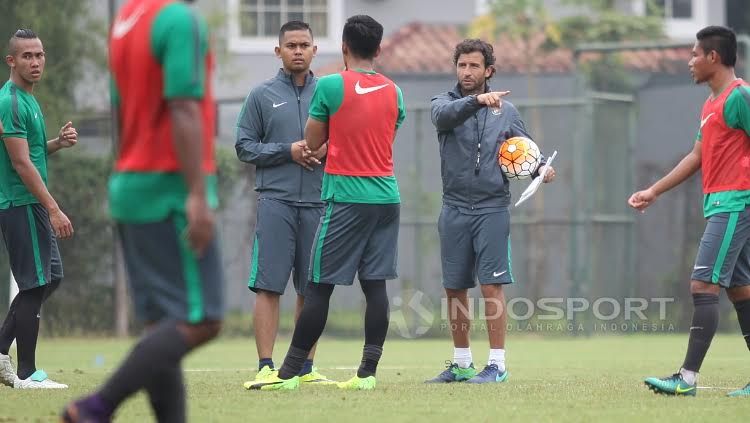 Pelatih Timnas Indonesia U-22, Luis Milla (kedua dari kanan) memberi instruksi kepada para pemainnya. Copyright: HERRY IBRAHIM/INDOSPORT