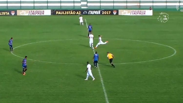 Mirrai saat mencetak gol dari tengah lapangan sesaat setelah kick-off. Copyright: Internet