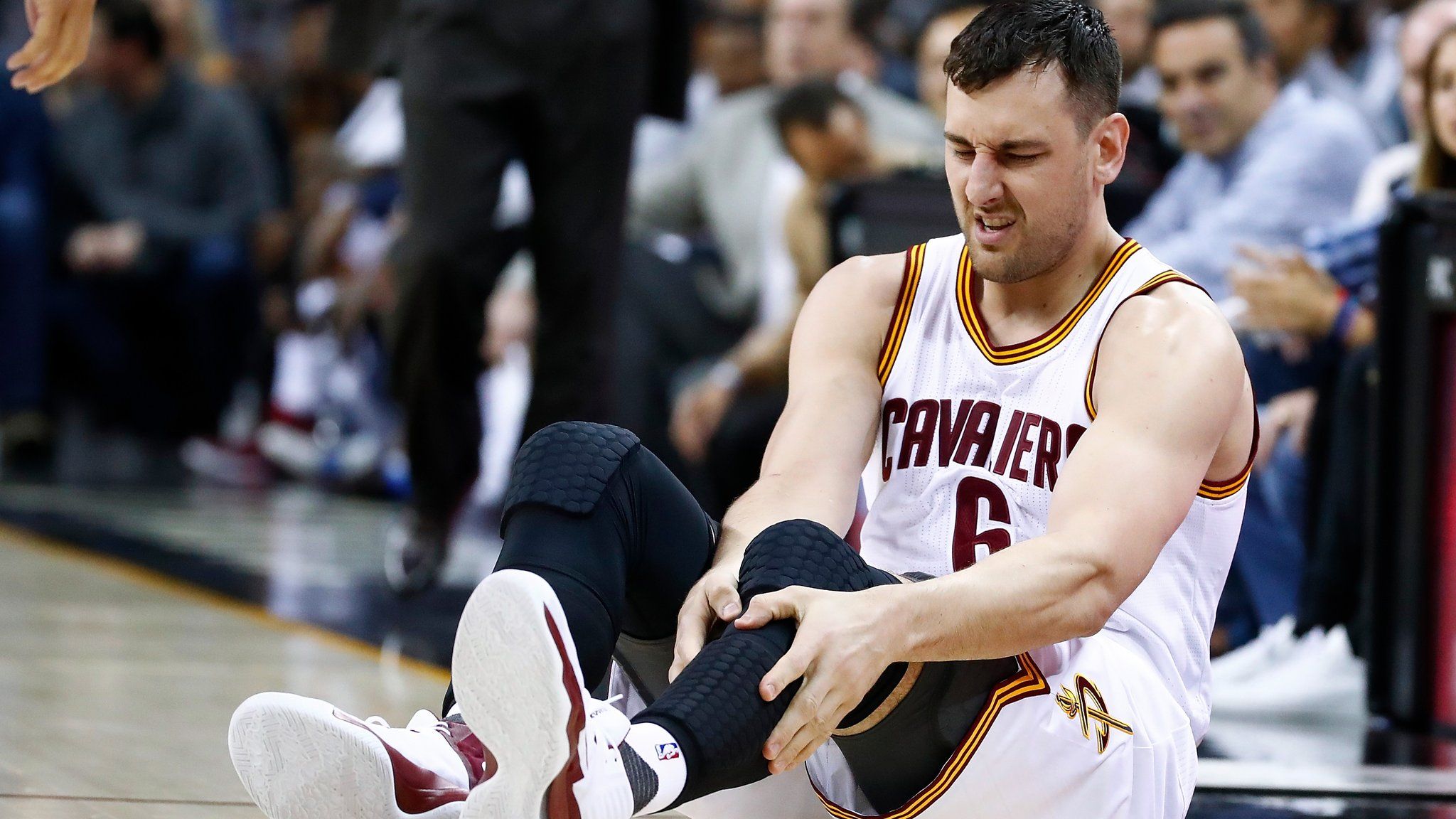 Andrew Bogut mengalami patah kaki kala melakoni debut bersama Cleveland Cavaliers. Copyright: © Twitter @BleacherReport