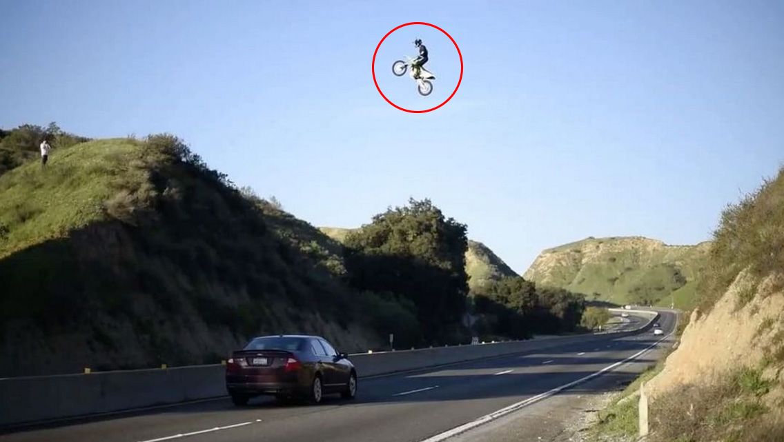 Kyle Katsandris saat melakukan aksi berbahaya di jalan tol. Copyright: © Instagram