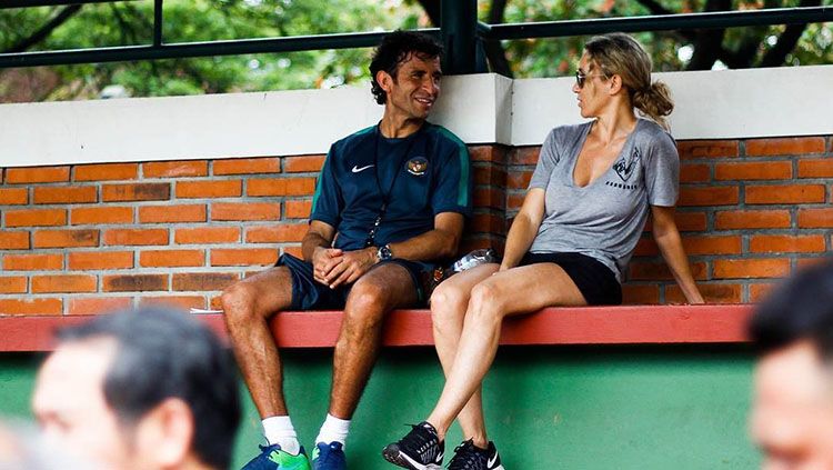 Luis Milla ditemani istri tercintanya saat memimpin sesi latihan Timnas Indonesia U-22. Copyright: © Instagram/rbdfoto.