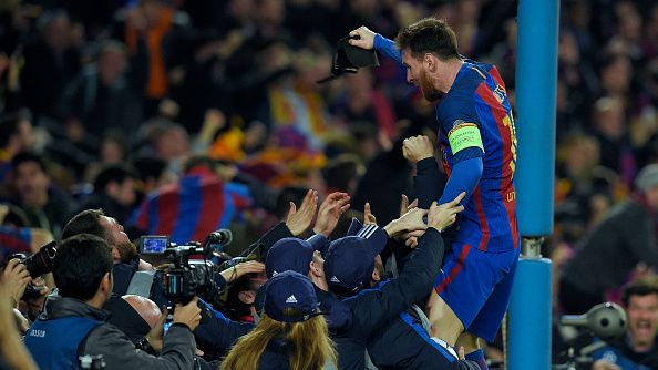 Lionel Messi meluapkan kebahagiannya bersama para fans Barcelona. Copyright: GettyImages