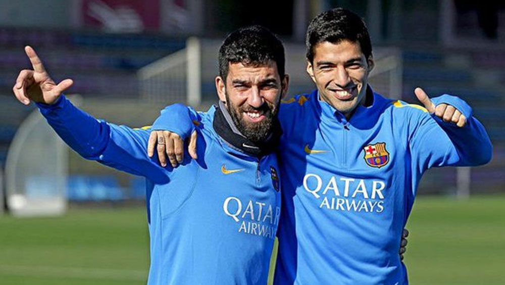 Arda Turan dan Luis Suarez. Copyright: twitter@sporx