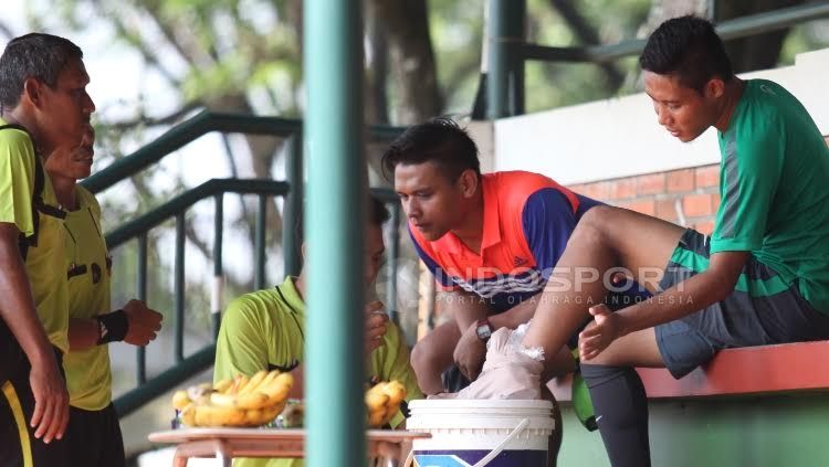 Evan Dimas (kanan) harus menepi karena mengalami cedera saat mengikuti game internal seleksi tahap ketiga hari terakhir Timnas U-22. Copyright: Herry Ibrahim/Indosport