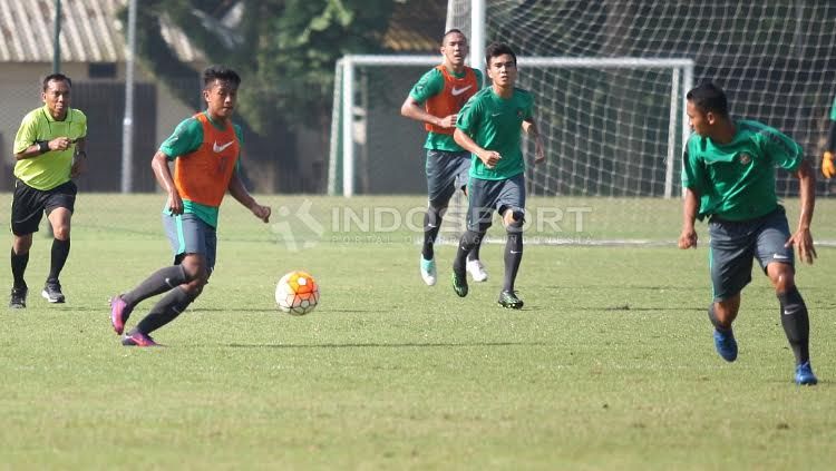 Febri Hariyadi (kiri) melakukan operan kepada rekannya dalam latihan Timnas U-22. Copyright: © Herry Ibrahim/Indosport