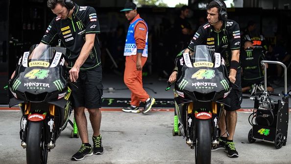Mekanik tim Monster Yamaha Tech 3 di Sirkuit Sepang, Malaysia, 2016 lalu. Copyright: © MOHD RASFAN via Getty Images