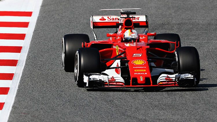 Sebastian Vettel ketika menggeber mobilnya di Barcelona, Spanyol. Copyright: © Dan Istitene/Mark Thompson/Getty Images