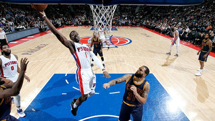 Guard Pistons, Reggie Jackson saat melakukan lay up melawan Cavaliers. Copyright: Brian Sevald/NBAE/Getty Images