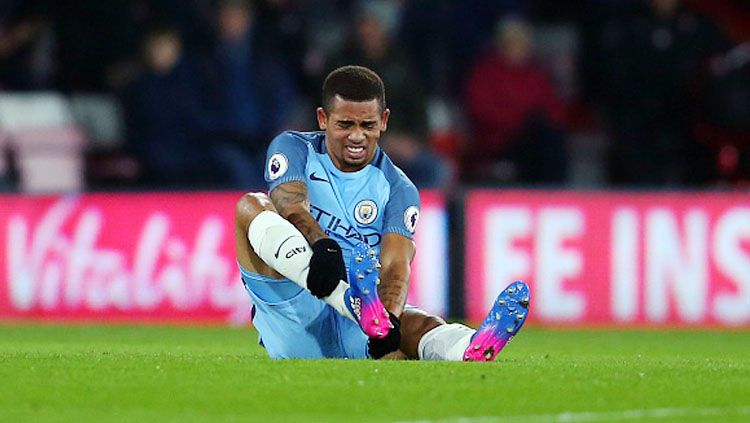 Gabriel Jesus tampak kesakitan saat laga Manchester City melawan Bournemouth. Copyright: Catherine Ivill - AMA/Getty Images