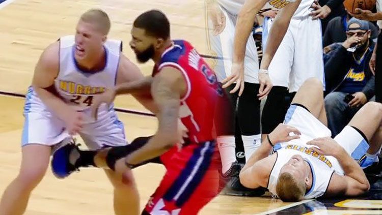 Pebasket Denver Nuggets, Mason Plumlee, kesakitan usai menerima tendangan yang mengenai kemaluannya. Copyright: thesun.co.uk