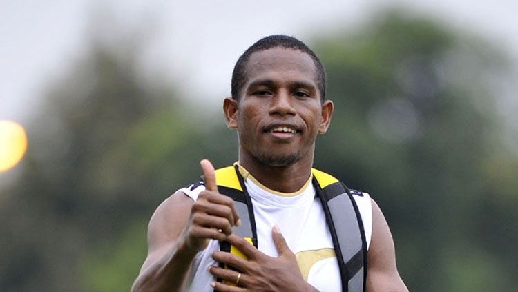 Mantan pemain Timnas Indonesia, Oktovianus Maniani. Copyright: © www.antarariau.com.
