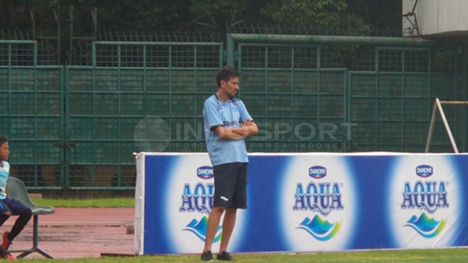 Julio Alcorse kini menjadi seorang pelatih SSB di Semarang. Copyright: Beny Rahardjo/Indosport