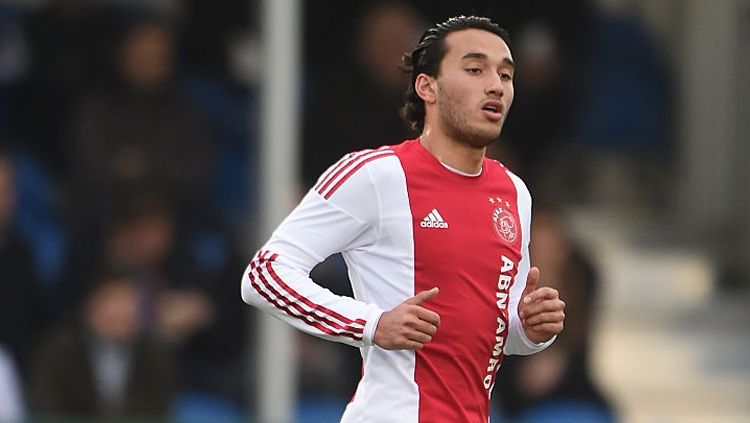 Ezra Walian beraksi di panggung UEFA Youth League melawan Chelsea. Copyright: Tom Dulat/Getty Images