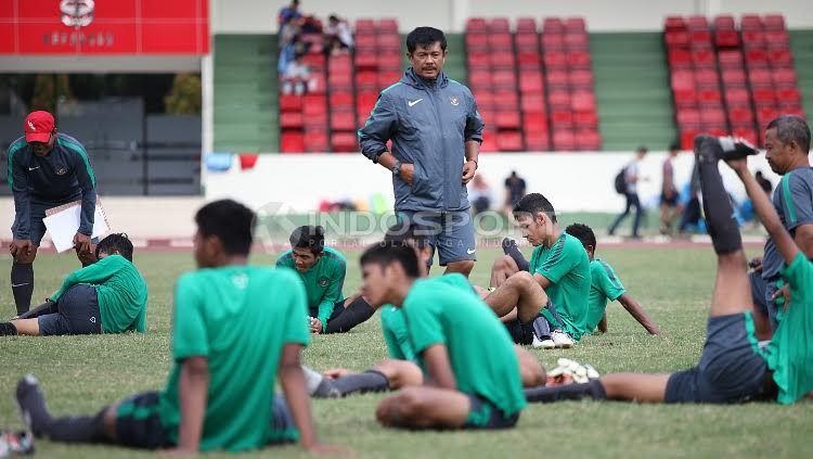 Pelatih Timnas U-19, Indra Sjafri memantau anak asuhnya usai internal game di Lapangan ATang Sutresna, Cijantung. Copyright: Herry Ibrahim/Indosport