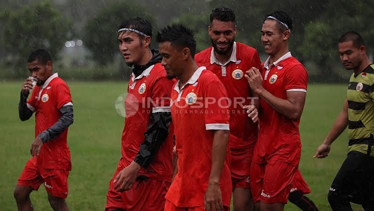 Skuat Persija Jakarta melakukan latihan ringan jelang melakoni laga kedua Liga 1 melawan Barito Putera di Lapangan Sutasoma, Halim, Jakarta Timur, Selasa (18/04/17). Copyright: © Herry Ibrahim/Indosport