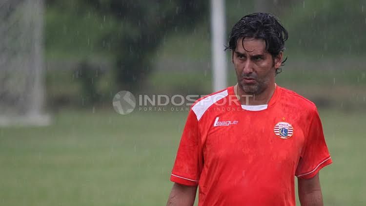 Pelatih Persija Jakarta, Stefano Cugurra Teco saat memimpin sesi latihan Persija Jakarta. Copyright: Herry Ibrahim/Indosport