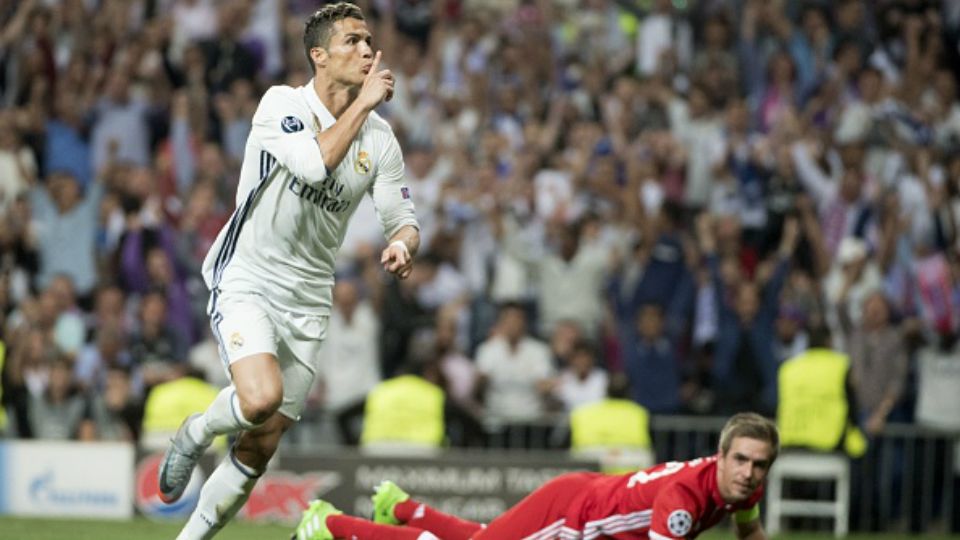 Ronaldo merayakan golnya ke gawang Bayern Munchen. Copyright: © CURTO DE LA TORRE / Stringer / Getty Images
