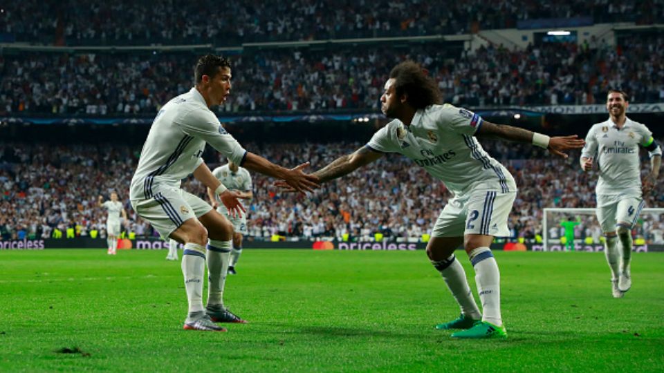 Ronaldo (kiri) dan Marcelo merayakan gol ke gawang Bayern Munchen. Copyright: Gonzalo Arroyo Moreno / Stringer / Getty Images