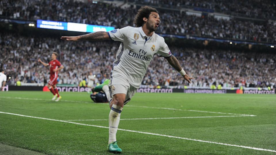 Marcelo merayakan assist yang ia berikan kepada Ronaldo. Copyright: Denis Doyle - UEFA / Contributor / Getty Images