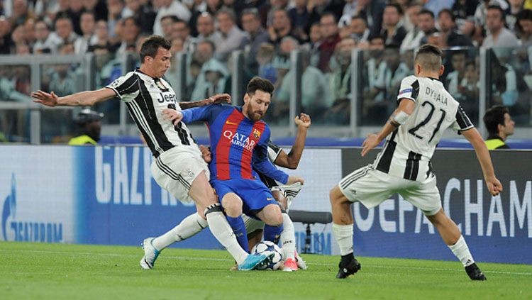 Lionel Messi dihadang dua pemain bertahan Juventus. Copyright: Omar Bai/NurPhoto via Getty Images
