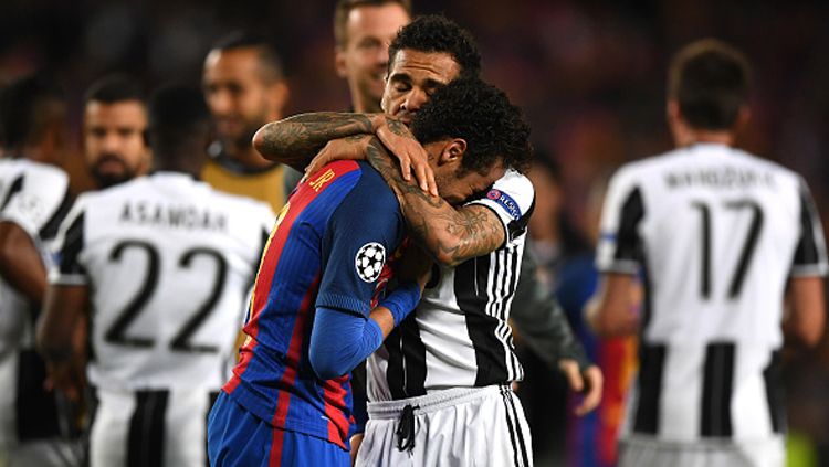 Dani Alves membisikkan sesuatu kepada Neymar yang menangis tersedu-sedu. Copyright: Shaun Botterill/Getty Images