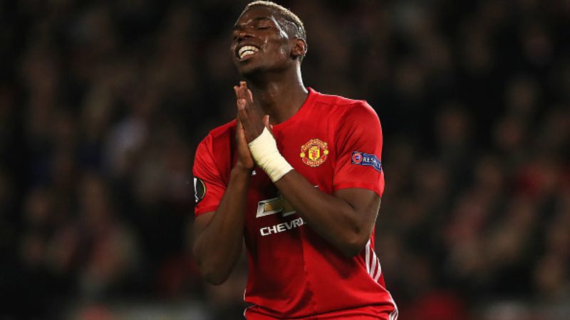 Paul Pogba tampak kecewa saat tendangan saltonya gagal membuahkan gol. Copyright: Matthew Ashton - AMA / Contributor / Getty Images