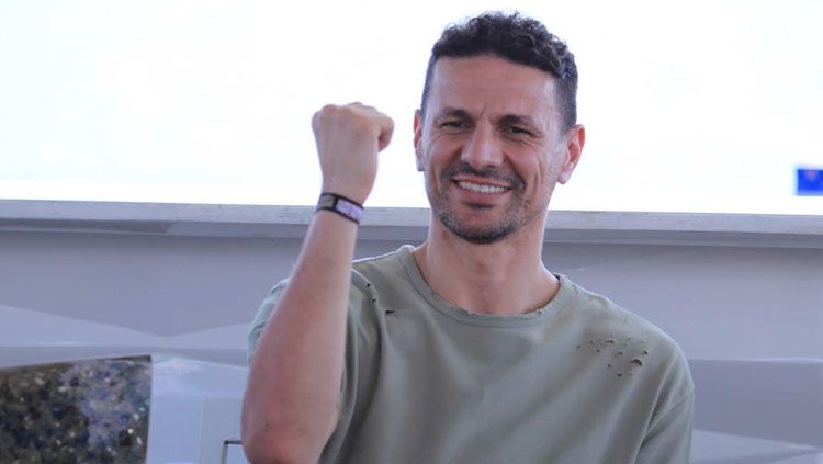 Mantan pemain Chelsea, Khalid Boulahrouz contohkan penggunaan tiket gelang. Copyright: © Ghozi El Fitra/INDOSPORT