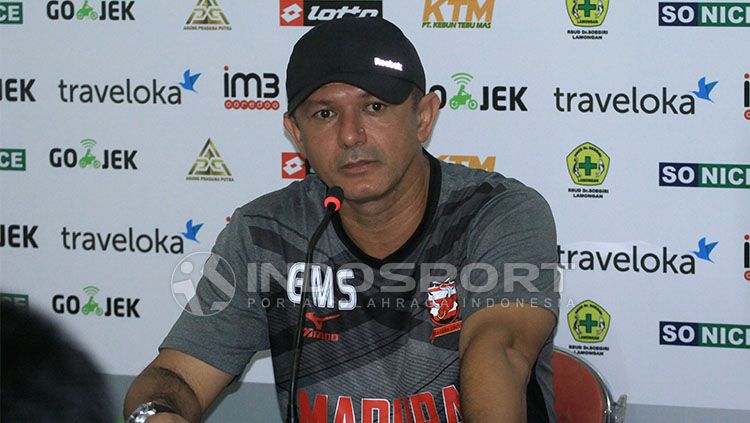 Pelatih Madura United FC, Gomes de Oliveira. Copyright: Ian Setiawan/Indosport