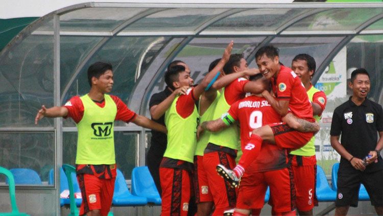 Selebrasi para pemain Persib Balikpapan menyambut gol Marlon da Silva. Copyright: © Twitter/@Liga1Match