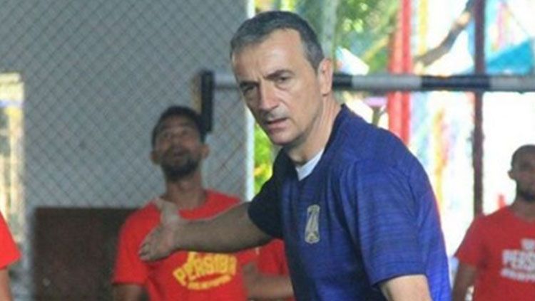 Milomir Seslija saat memimpin latihan Persiba Balikpapan. Copyright: © Instagram/persibafc_media