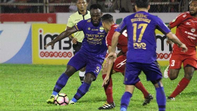 Aksi Michael Essien saat membela Persib Bandung. Copyright: © Instagram @igpersib