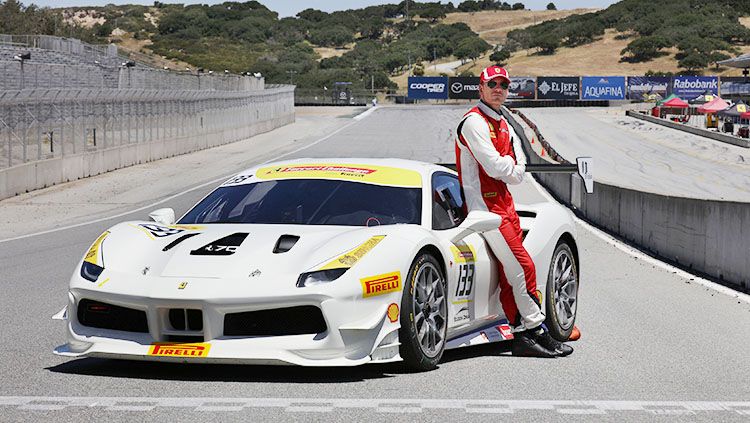 Aktor asal Jerman, Michael Fassbender menjajal balapan Ferrari Challenge 2017. Copyright: Ferrari Races