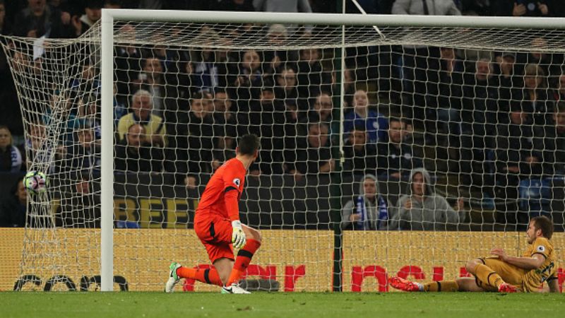 Hugo Lloris (merah) hanya bisa meratapi jalanya bergetar oleh Benjamin Chilwell. Copyright: Matthew Ashton - AMA / Contributor / Getty Images