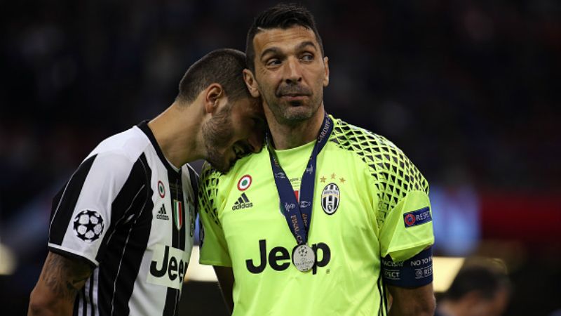 Gianluigi Buffon dan Leonardo Bonucci, pasca penyerahan medali perak Liga Champions. Copyright: