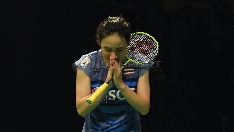 Nitchaon Jindapol melakukan penghormatan terakhir kepada para penonton di JCC Senayan. Copyright: © Herry Ibrahim/Indosport.com