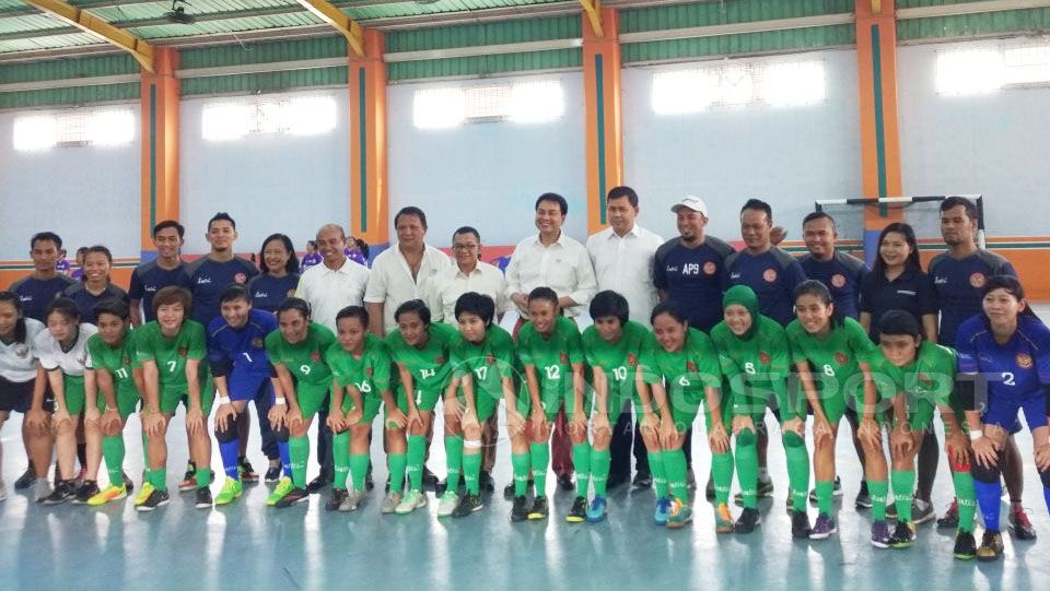 CDM Sea Games, Aziz Syamsuddin mengunjungi pelatnas Timnas Futsal Putri di Lapangan My Futsal. Copyright: Muhammad Adi Yaksa/Indosport.com