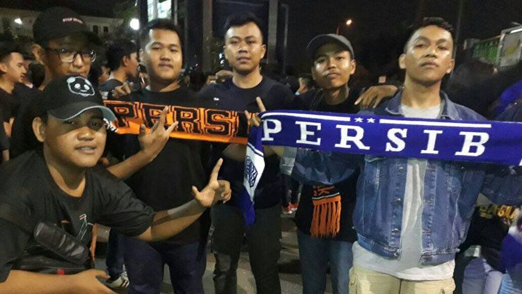 The Jakmania dan Bobotoh saat melakukan aksi 1.000 lilin di Stadion Patriot. Copyright: © Twitter/MafiaWasit
