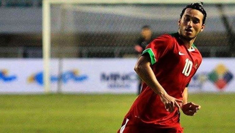 Ezra Walian memakai jersey Timnas Indonesia. Copyright: © Instagram/Ezra Walian