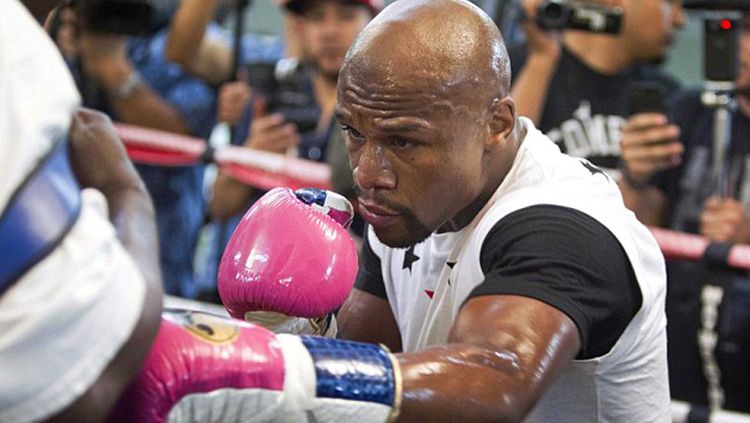 Floyd Mayweather dengan sarung tinju warna pink. Copyright: © mirror.co.uk