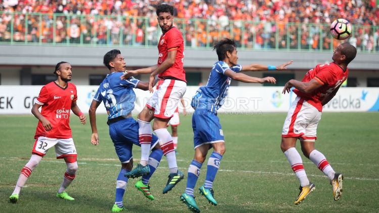 Duel udara pemain Persija dengan pemain Persiba. Copyright: © Herry Ibrahim/Indosport.com
