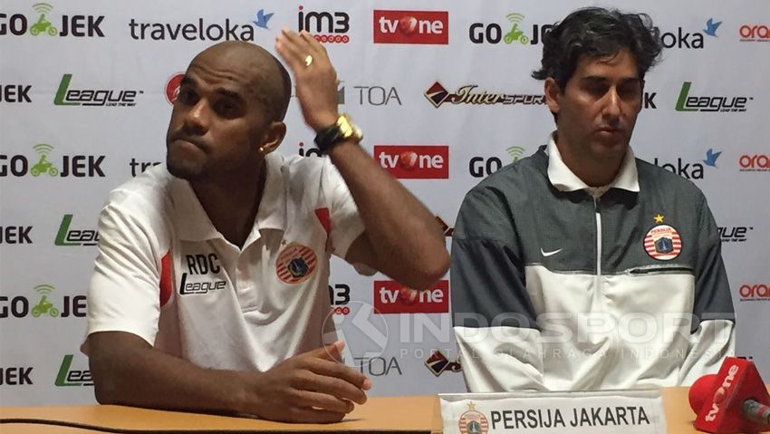 Reinaldo Elias dan Stefano Cugurra Teco usai laga Persija melawan Persiba. Copyright: © Muhammad Adi Yaksa/Indosport.com